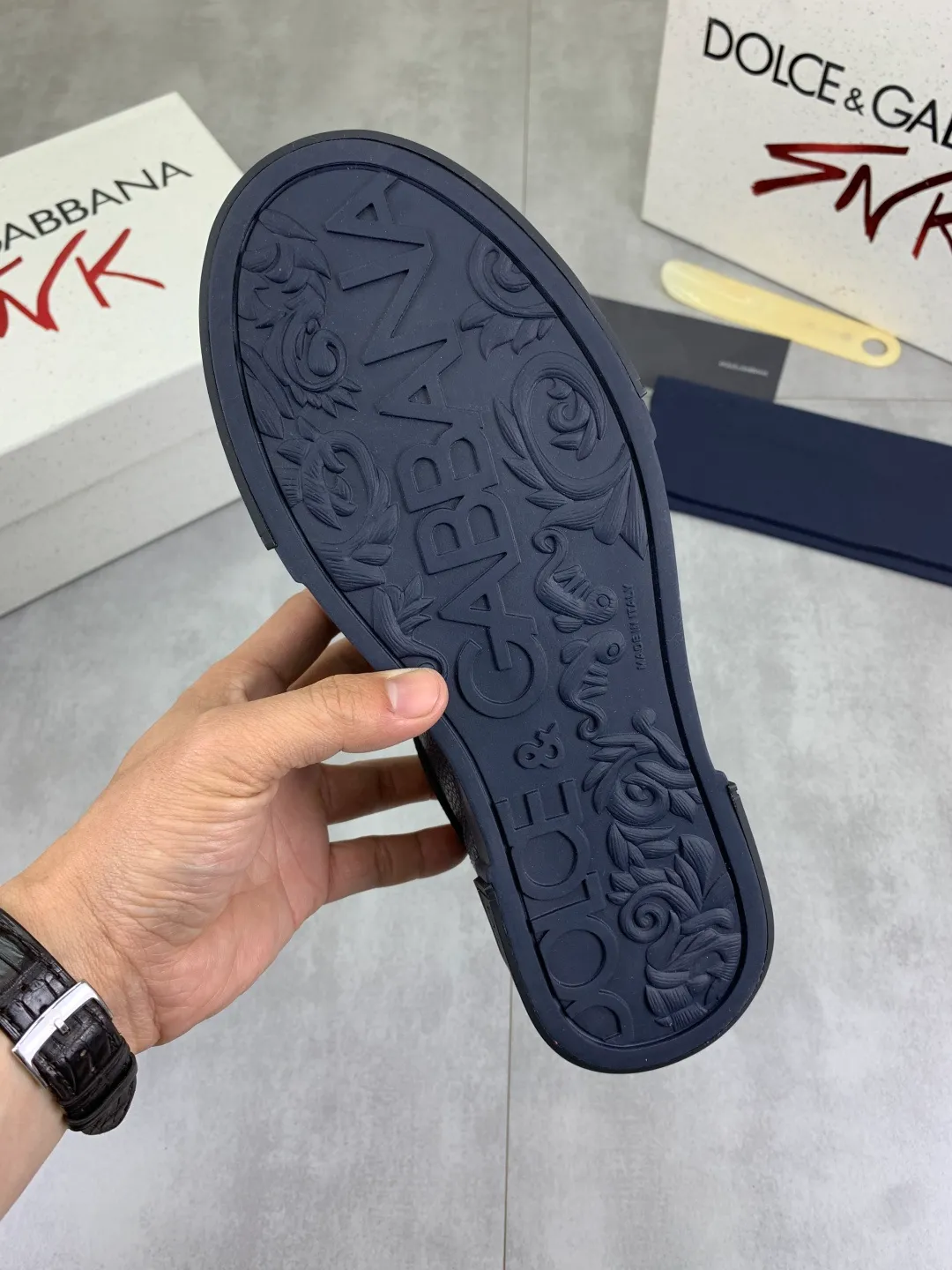 Men's shoes 💰P520 new model (DG-Dolce & Gabbana) latest popular 🔥🔥casual shoes, with brand signature details on the tongue, imported first-layer pebbled cowhide fabric, fashionable and versatile, can add luster to various looks. Create an exquisite design with unique dynamic vitality and modern atmosphere, showing modern elegance. Size: 38-44 (45 46 customized) Color: 4️⃣ colors available